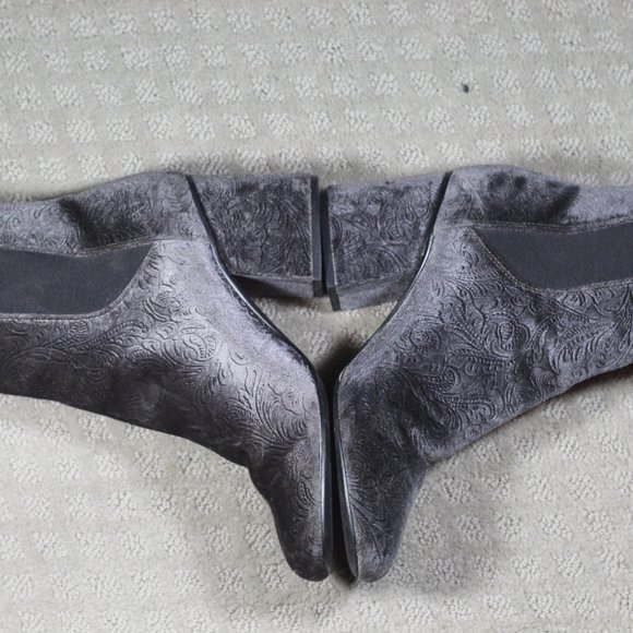 Indigo Rd Size 8.5 Grey Velvet/Velour Embossed Ankle Boots - Picture 3 of 6